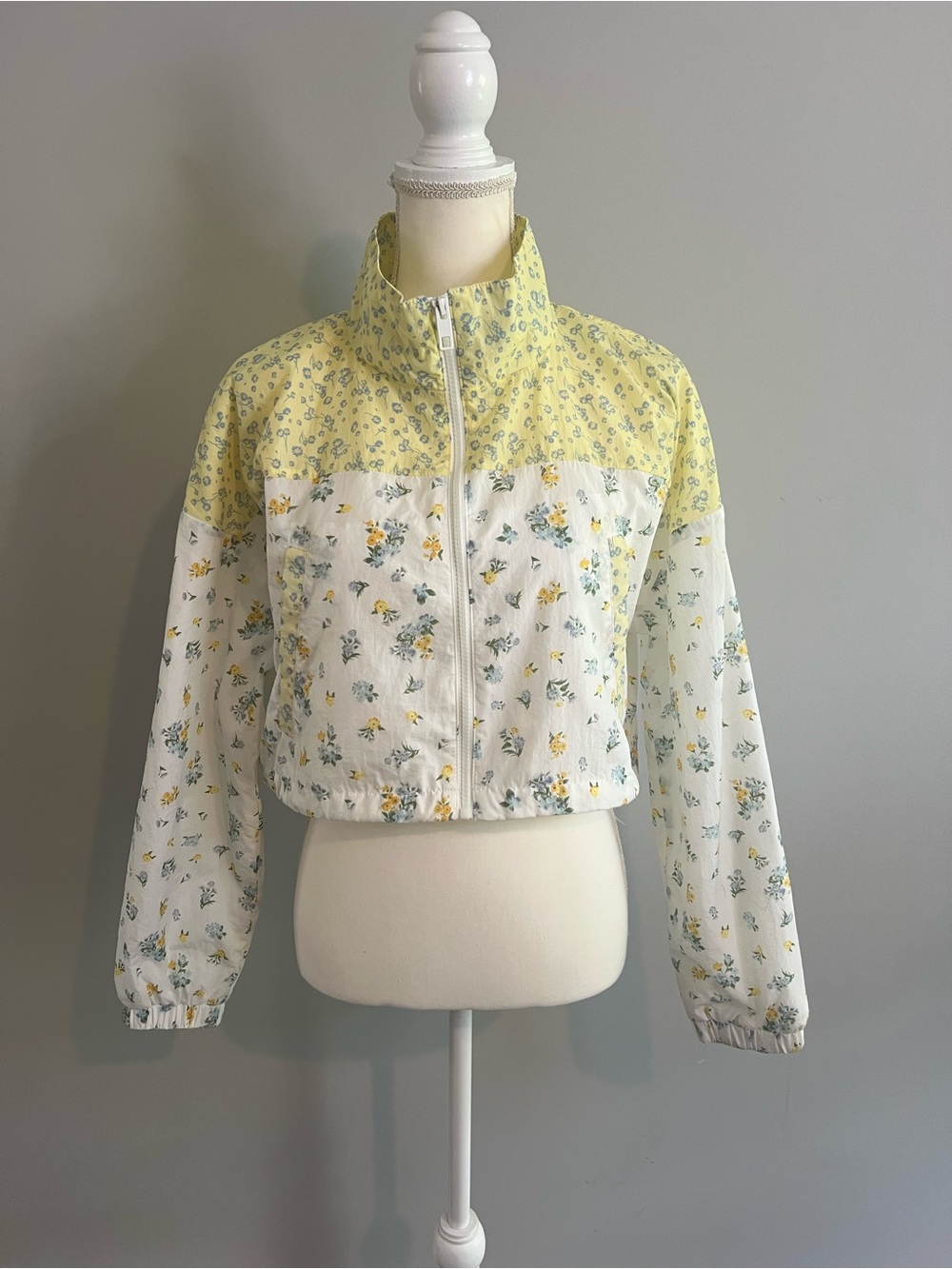 Aeropostale Floral Cropped Windbreaker Jacket Womens Size Medium